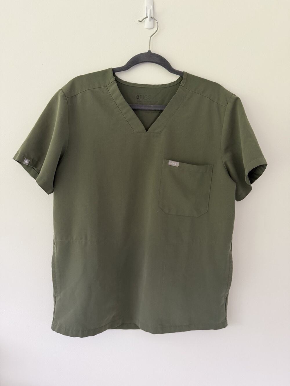 FIGS Technical Collection Men's Chisec Scrub Top Size L TM3000 Olive Green